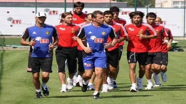 Skibbe takımın başında ilk antrenmanına çıktı