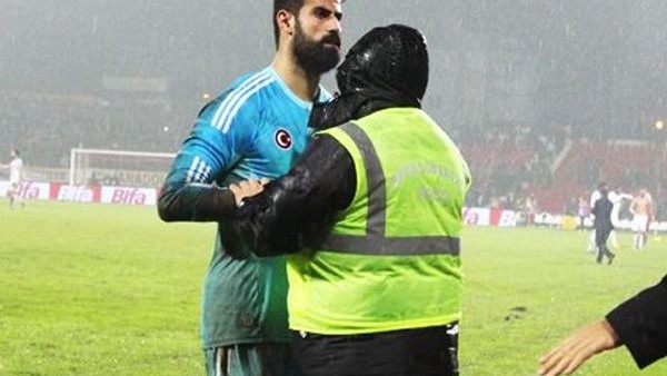 Volkan Demirel, kendisine küfreden taraftarla tartıştı!