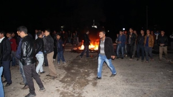 Taraftarlar maç izlerken soğuk havada...