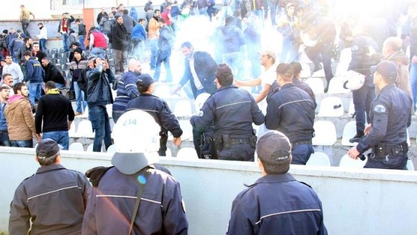 Maçta polise kız kaçıran attılar!