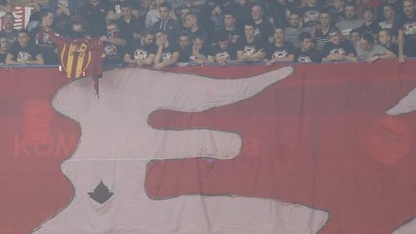 Tribünde Galatasaray forması yaktılar