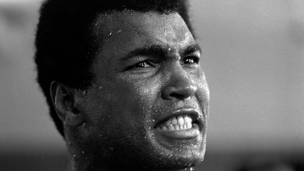 Muhammed Ali yeniden hastaneye kaldırıldı