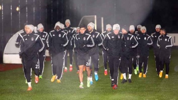 Beşiktaş, kar altında derbiye hazırlanıyor