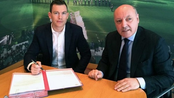 Lichtsteiner 2 yıl daha Juventus'ta