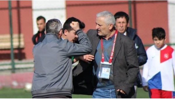 Kırmızı kart gören oyuncusunun üzerine yürüdü!
