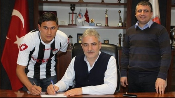 Manisaspor'a Özbek futbolcu