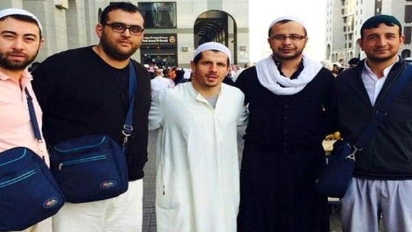 Emre Belözoğlu Umre'ye gitti