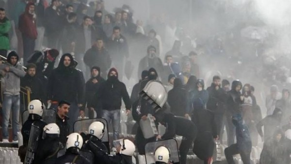 Yunanistan'da futbol terörü hız kesmedi