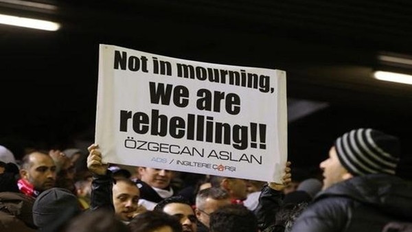 Anfield Stadı’nda Özgecan Aslan pankartı