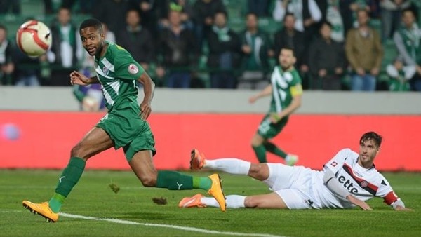 Bakambu hat-trick yaptı, Bursaspor lider çıktı