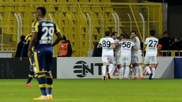 Fenerbahçe kendi evinde Akhisar'a 2-1 yenildi