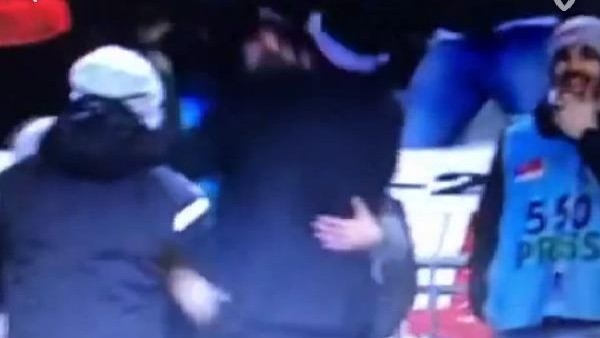 Bilic golden sonra kameramanı kucakladı!