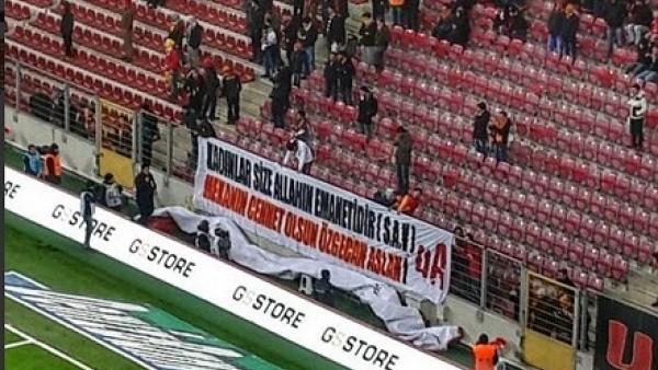 TT Arena'da Özgecan Aslan için anlamlı pankart