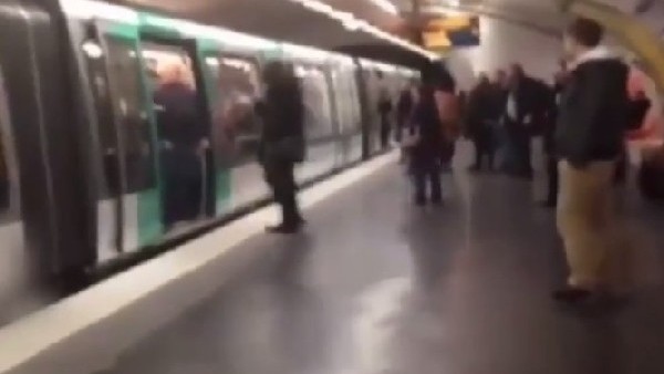 Siyahi olduğu için metroya almadılar! (Video)