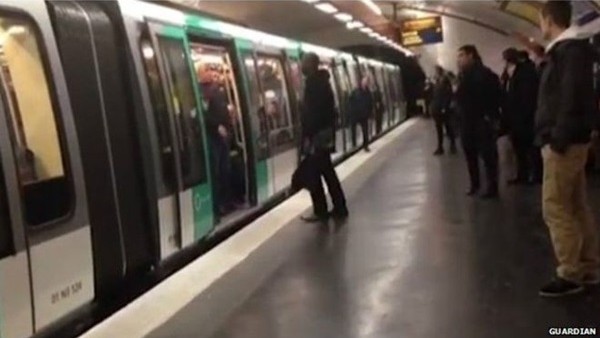 Chelsaa taraftarları siyahi yolcuyu trene almadı!