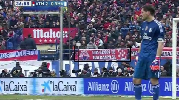 Atletico Madrid tribünlerinde Vicente Calderon'da Los Genios de Bayrampaşa pankartı