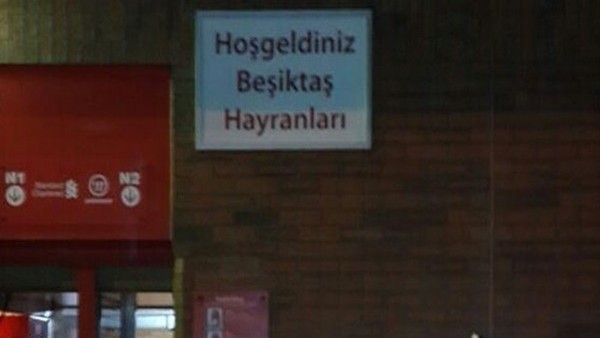 Anfield'da Beşiktaş taraftarına Türkçe 