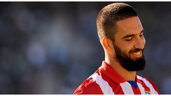 Arda Turan'dan üniversite öğrencisine jest