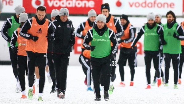 Beşiktaş, kar yağışı altında çalıştı 