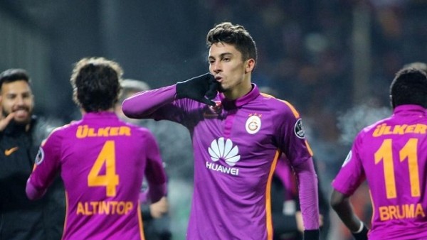 Alex Telles hakemlerden dert yandı!