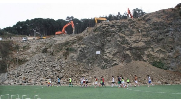 Amatör futbolcuların riskli idmanı 