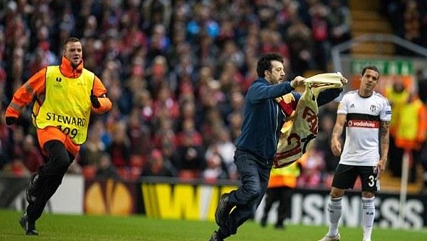 Anfield'da OLAY! Taraftar sahaya girdi