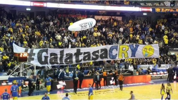 Maccabi taraftarı Alba maçı öncesi Galatasaray için pankart açtı