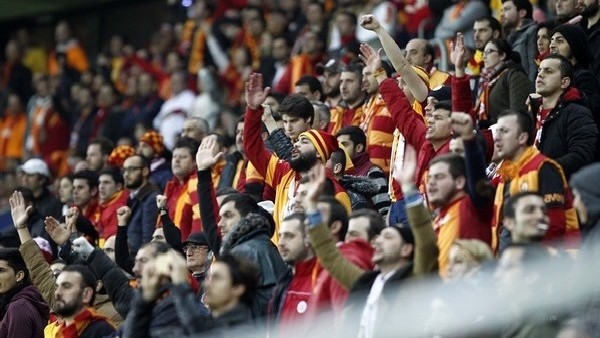 Galatasaray'da yöneticiler taraftarla maça gidecek!