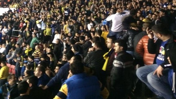 Alex'e tezahürat, Aziz Yıldırım'a protesto!