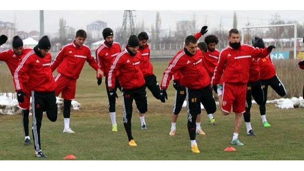 Kayserispor, Adana Demirspor'a bileniyor