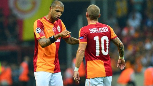 Kavga ettiği iddia edilen Melo ile Sneijder oldukça neşeliydi