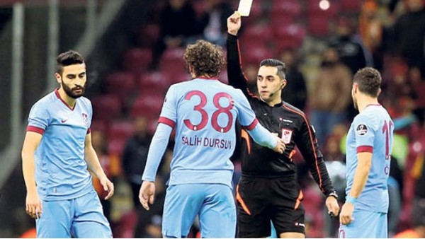Trabzon son 4 resmi maçta 25 sarı kart gördü