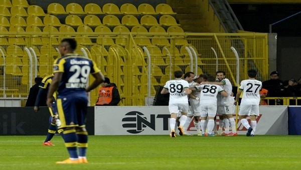 Fenerbahçe ilk dakikalarda kalesini kapatamıyor