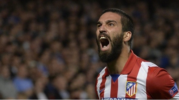 Arda Turan bu sefer eldivenlerini fırlattı ve kart gördü