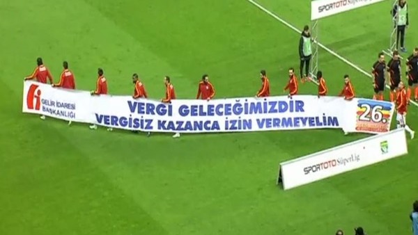 Galatasaraylı futbolculardan vergi pankartı