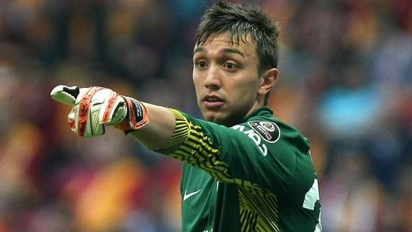 Galatasaray'da Muslera gol öncesi faul kararına çıldırdı