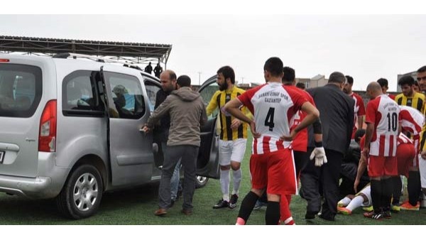 Sakatlanan futbolcuyu arabayla hastaneye götürdüler!