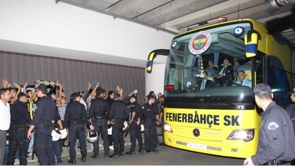 Mersin'de Fenerbahçe otobüsüne saldırı