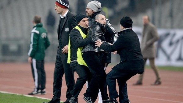 Bilic'e sahaya giren taraftar saldırdı!