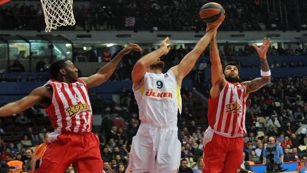 Fenerbahçe, Olympiakos'u73-64 yendi