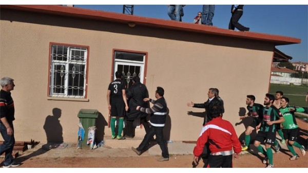 Maç sonrası soyunma odası karıştı!