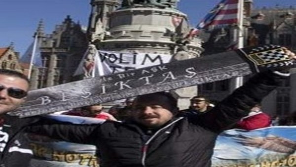 Beşiktaş taraftarından yönetime olay pankart!