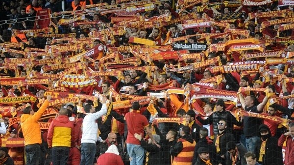 Galatasaray taraftarlarından yönetime protesto!