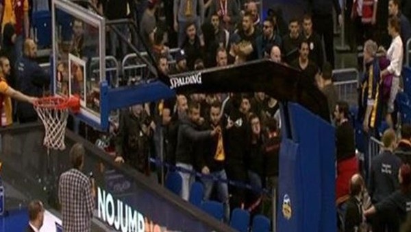 FLAŞ! Galatasaray maçında olaylar çıktı!