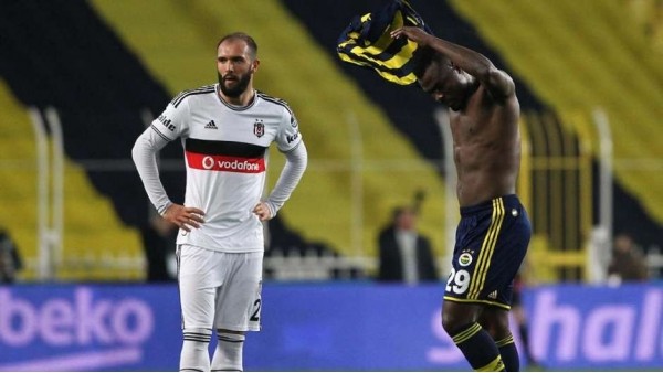 Emenike'yi kovdular!