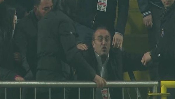 Abdurrahim Albayrak tribünde baygınlık geçirdi!