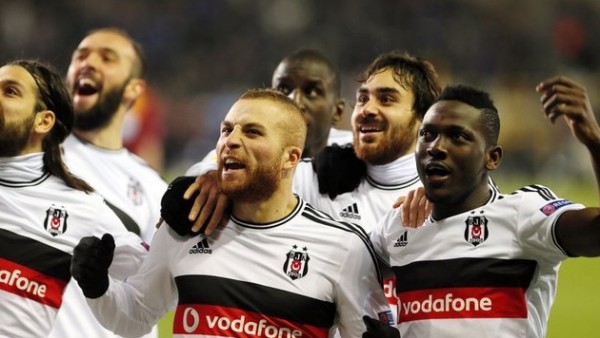 Beşiktaş'ta sağ bek Opare sakatlanarak oyundan çıktı