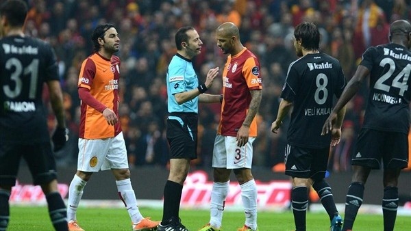 Galatasaray Cüneyt Çakır ile derbi kaybetmiyor