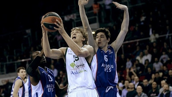 Anadolu Efes, Unicaja Malaga'ya 93-90 yenildi