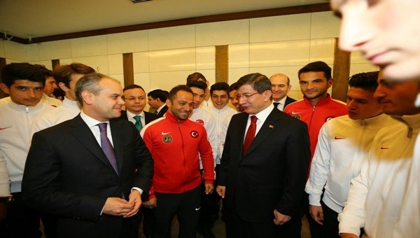 Başbakan Davutoğlu, 'şampiyon lise takımı'nı kabul etti
